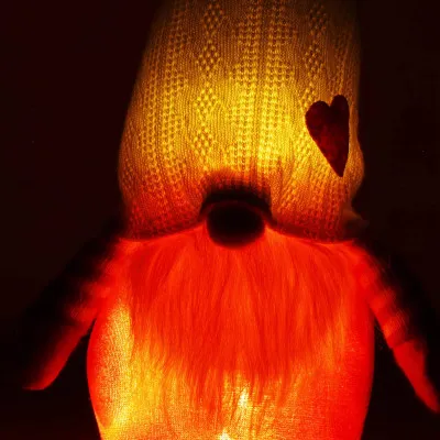 Škriatok GNOM s bielou čiapkou svietiacou 35cm, vianočné dekorácie