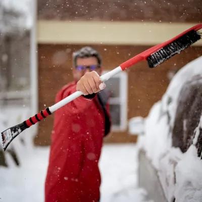 Škrabka na auto so metličkou 62 cm SPRINGOS HA5246 červená