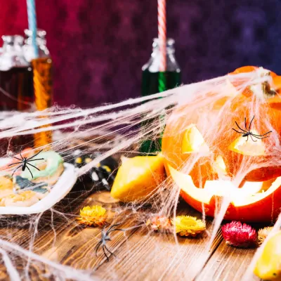 Pavučina s pavúkmi 60g SPRINGOS HALLOWEEN biela