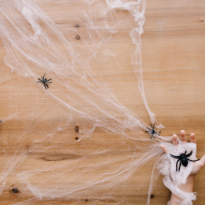 Pavučina s pavúkmi 60g SPRINGOS HALLOWEEN biela