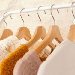 Drevené ramienka 10 ks SPRINGOS HG0085 prírodný