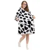 Mikinová deka oversize s kapucňou SPRINGOS HA7570 bielo-čierna