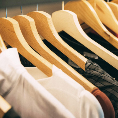 Ramienka na šaty 43cm drevené, prírodné, sada 3ks SPRINGOS URBAN